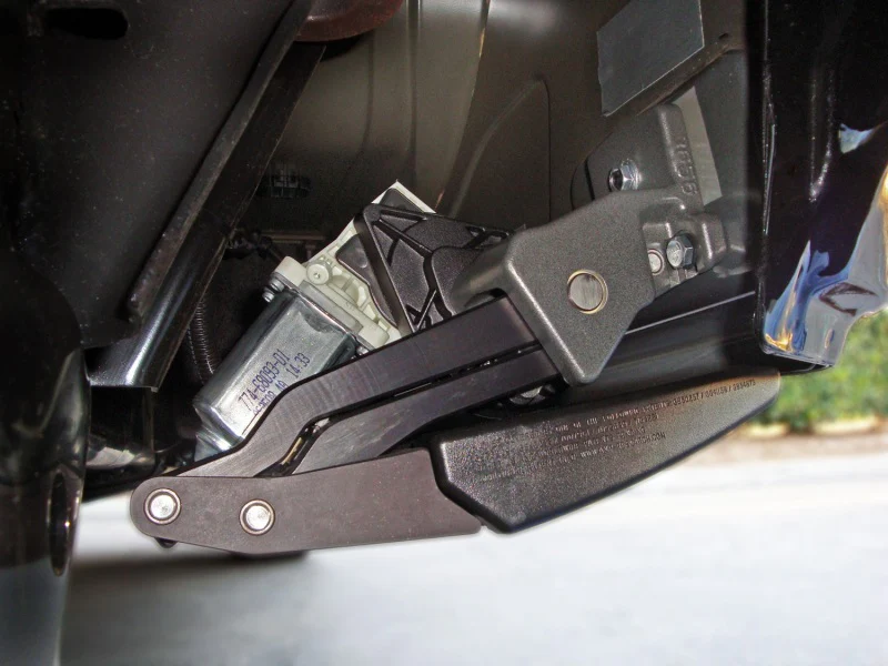 AMP Research 23-24 Chevrolet Colorado / GMC Canyon Crew Cab PowerStep Plug N Play - Black - Image 5