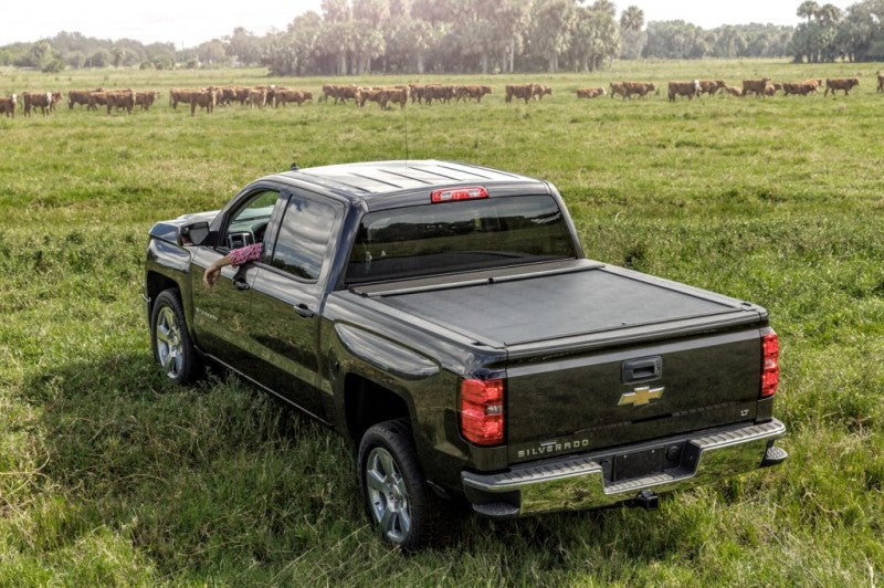 Roll-N-Lock 17-18 Ford F-250/F-350 Super Duty LB 96-1/2in M-Series Retractable Tonneau Cover - Image 2