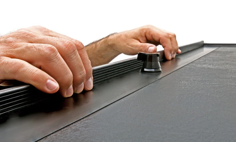 Roll-N-Lock 17-19 Ford F-250/F-350 Super Duty SB 80-9/16in M-Series Retractable Tonneau Cover - Image 10