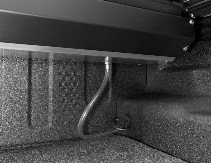 Roll-N-Lock 2020 Jeep Gladiator 5ft bed M-Series Retractable Tonneau Cover - Image 8